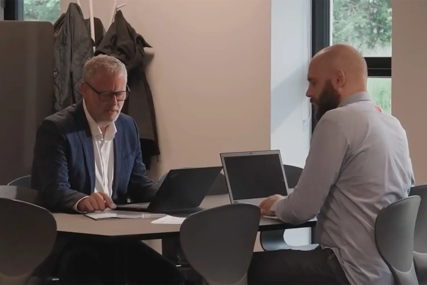 Billede af to personer der har en dialog