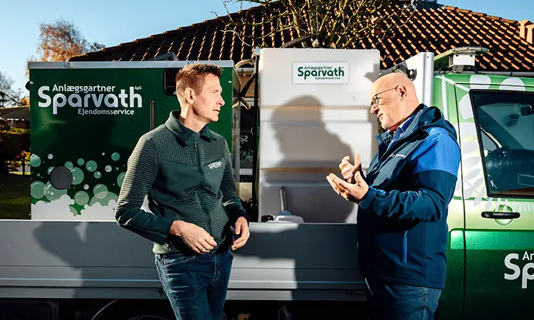 To personer står og snakker foran ID. Buzzen