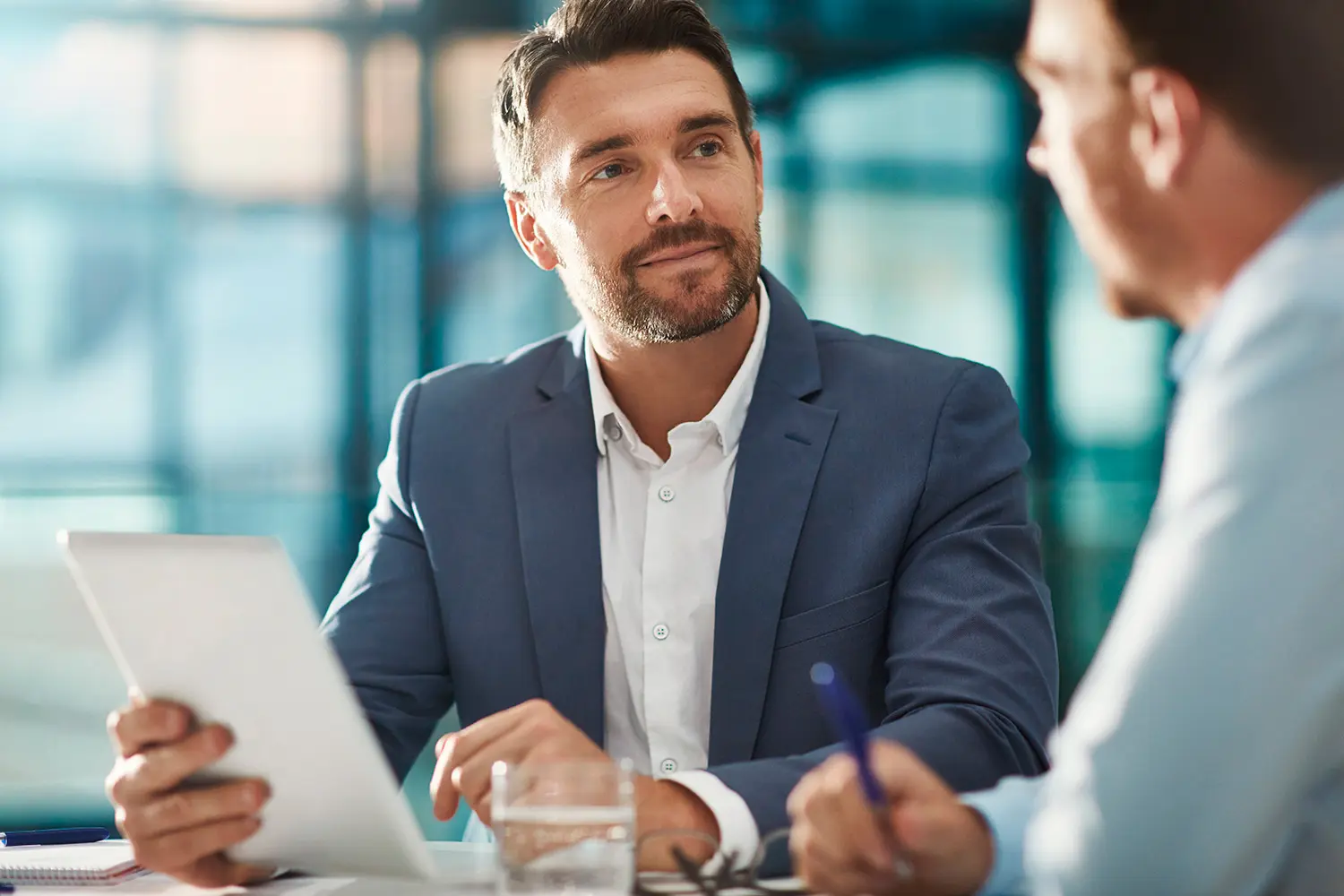 Mandlig sælger og kunde i salgssituation