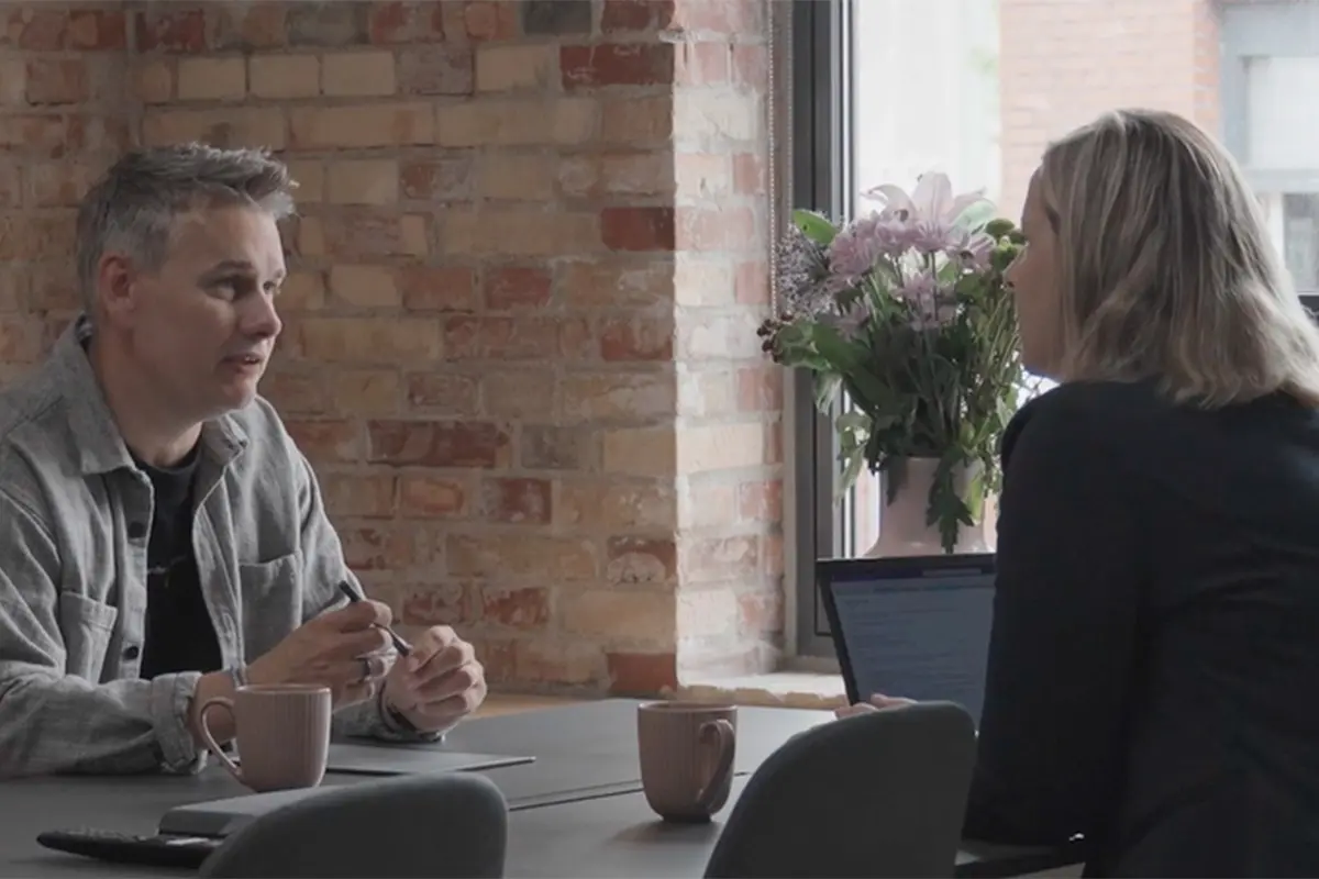 Billlede af to personer der har en dialog