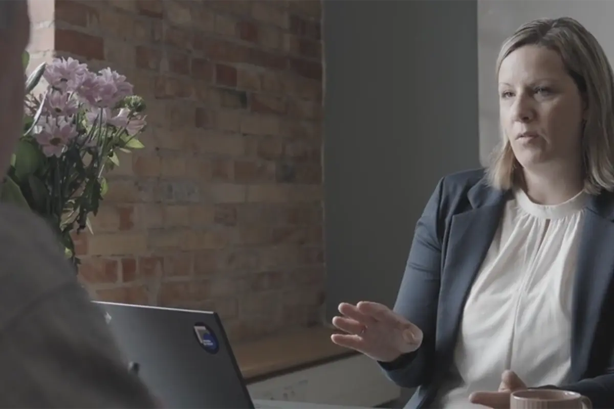 Billede af to personer der har en dialog