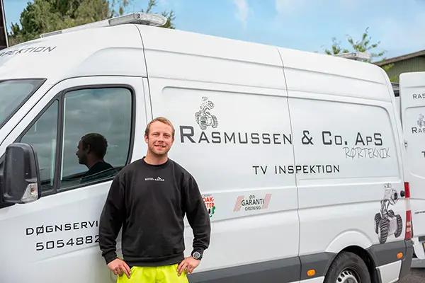 Simon Rasmussen fra Klodan foran varevogn