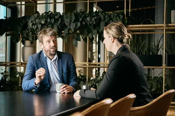 Forretningsudvikler Troels Larsen i dialog med virksomhedsejer